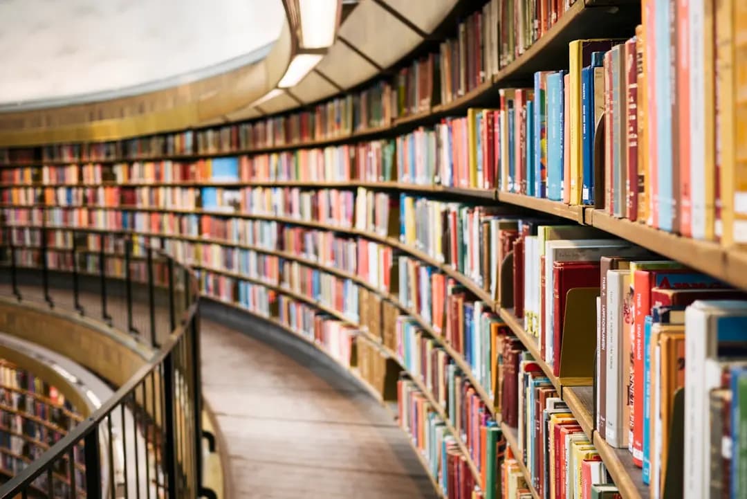Livres et lecture — bureau avec documents